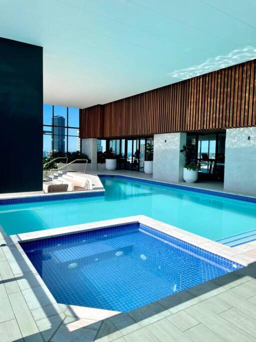 Stunning Oceanview 2br In The Heart Of Broadbeach 44f Apartment