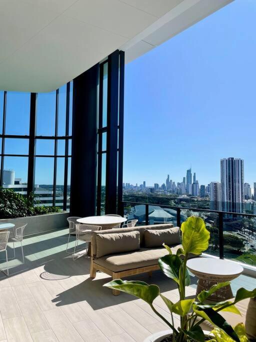 Stunning Oceanview 2br In The Heart Of Broadbeach 44f Apartment